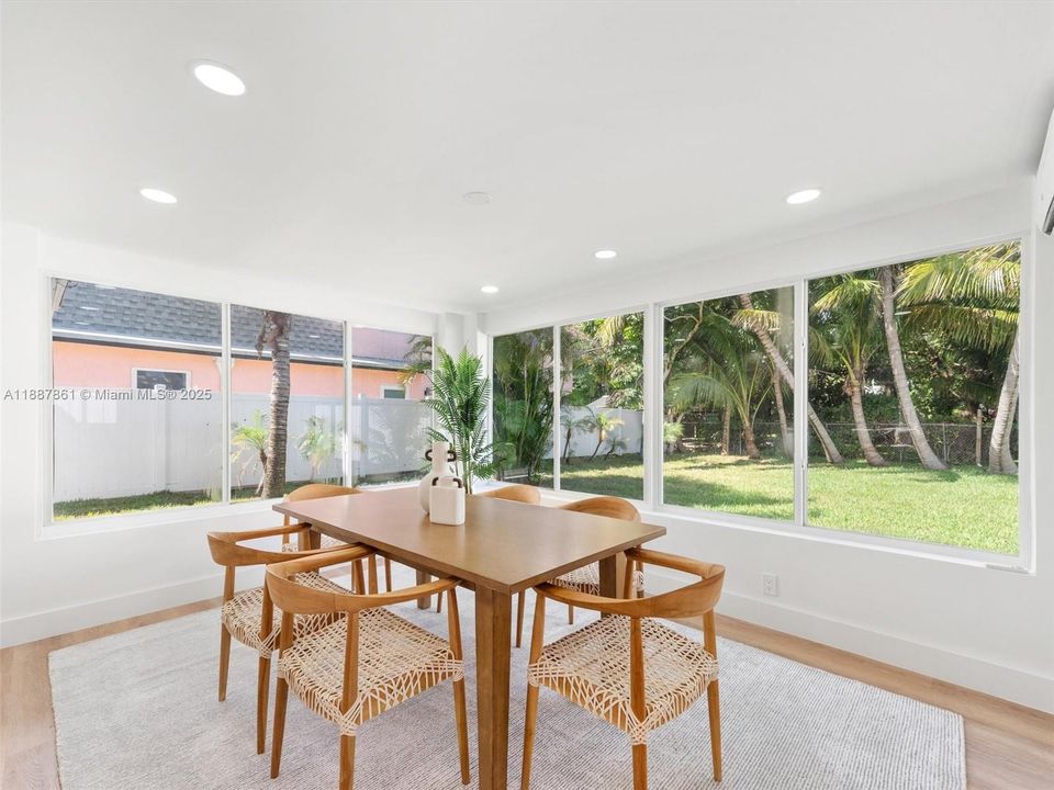 Недавно продано: $430,000 (2 спален, 2 ванн, 1230 Квадратных фут)