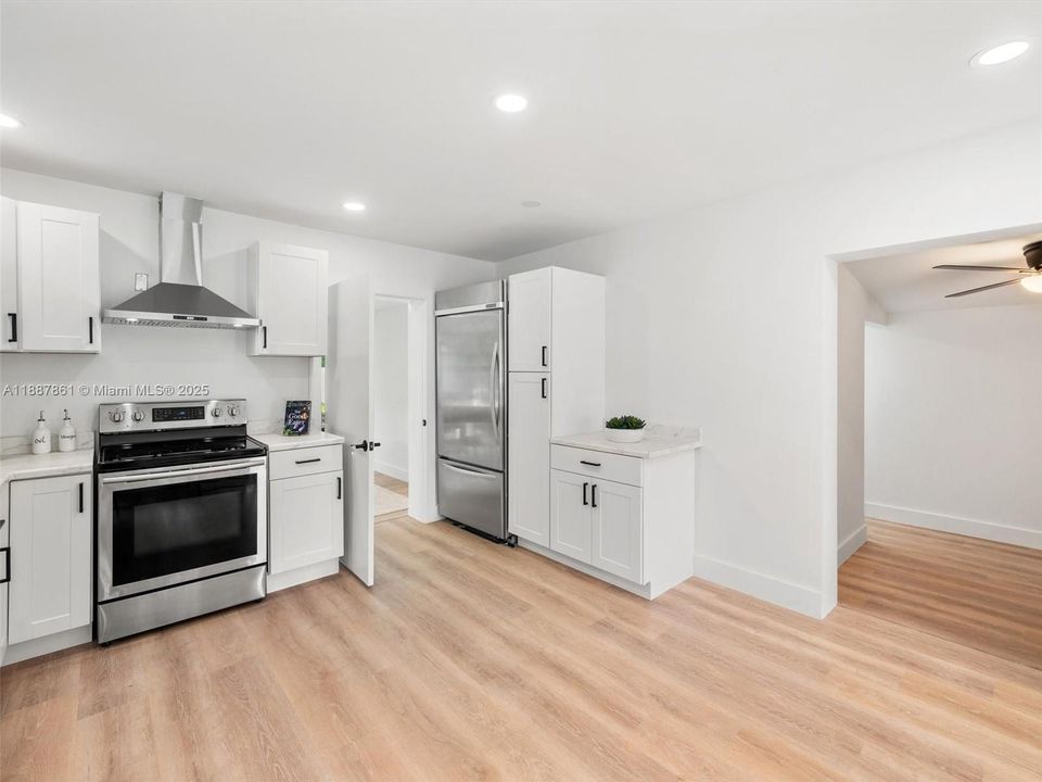 Недавно продано: $430,000 (2 спален, 2 ванн, 1230 Квадратных фут)