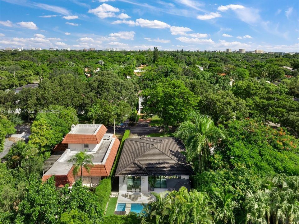 На продажу: $2,250,000 (2 спален, 2 ванн, 1742 Квадратных фут)