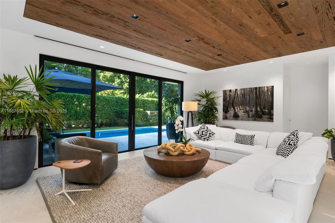 На продажу: $2,250,000 (2 спален, 2 ванн, 1742 Квадратных фут)