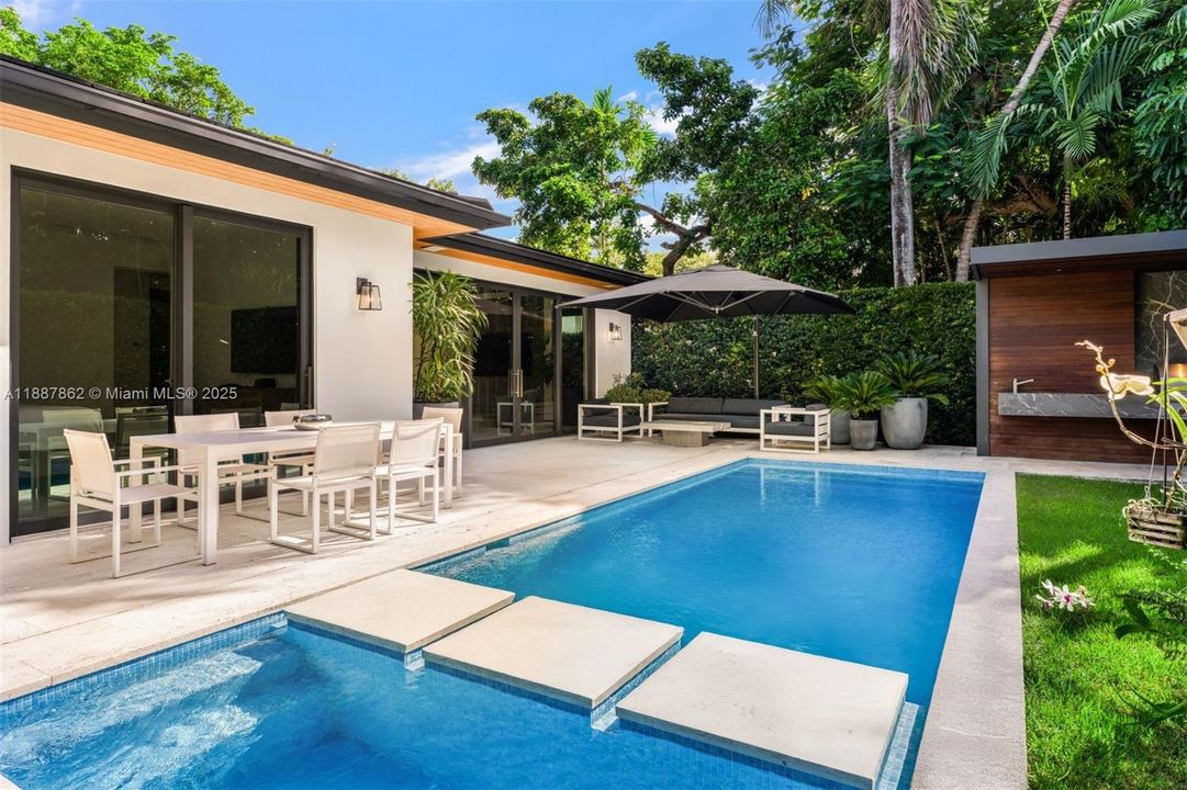 На продажу: $2,250,000 (2 спален, 2 ванн, 1742 Квадратных фут)