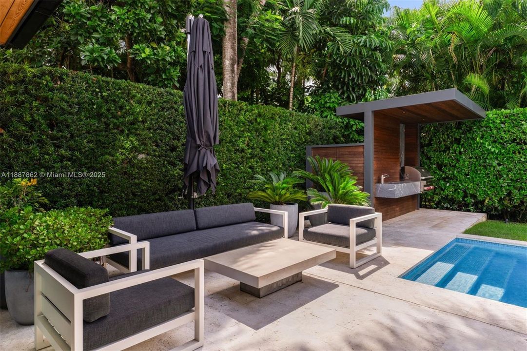 На продажу: $2,250,000 (2 спален, 2 ванн, 1742 Квадратных фут)