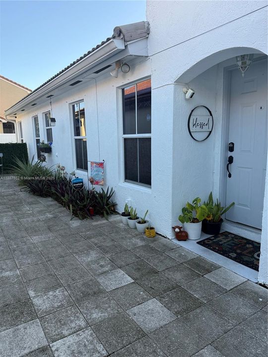 Active With Contract: $499,900 (3 beds, 2 baths, 1379 Square Feet)