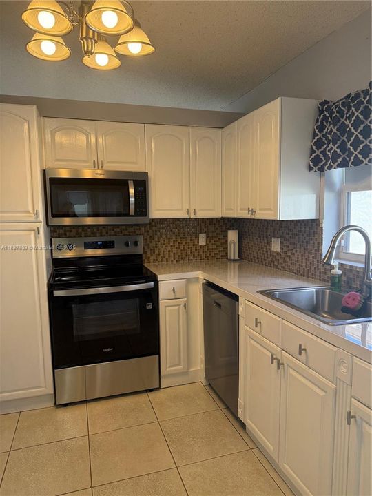 Active With Contract: $499,900 (3 beds, 2 baths, 1379 Square Feet)