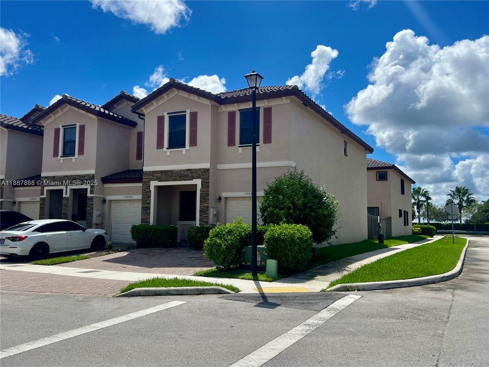 Недавно арендовано: $3,100 (3 спален, 3 ванн, 1822 Квадратных фут)