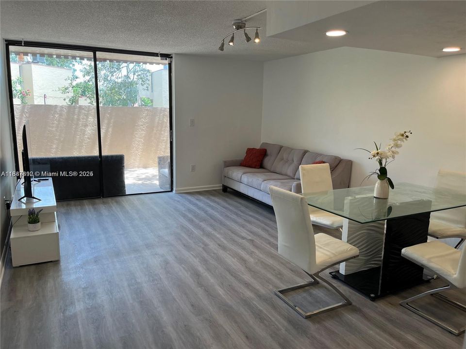 合同活跃: $2,000 (2 贝兹, 1 浴室, 1202 平方英尺)