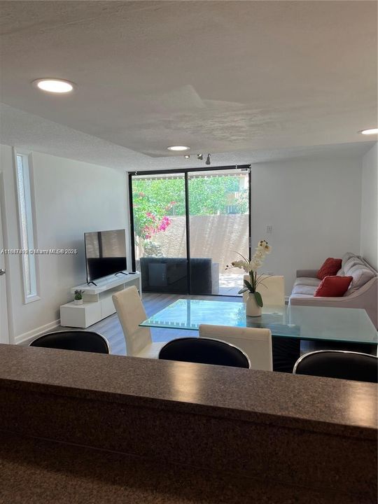 合同活跃: $2,000 (2 贝兹, 1 浴室, 1202 平方英尺)