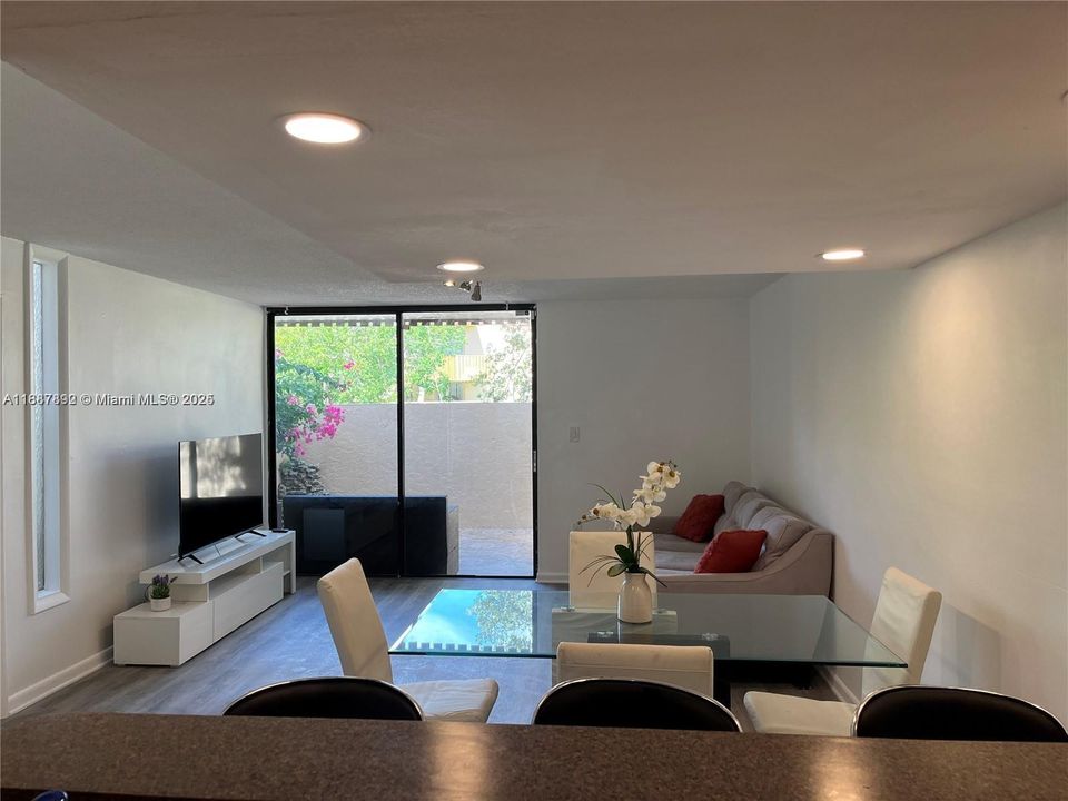 合同活跃: $2,000 (2 贝兹, 1 浴室, 1202 平方英尺)