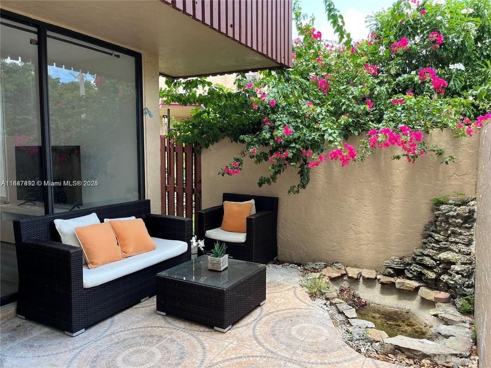 合同活跃: $2,000 (2 贝兹, 1 浴室, 1202 平方英尺)