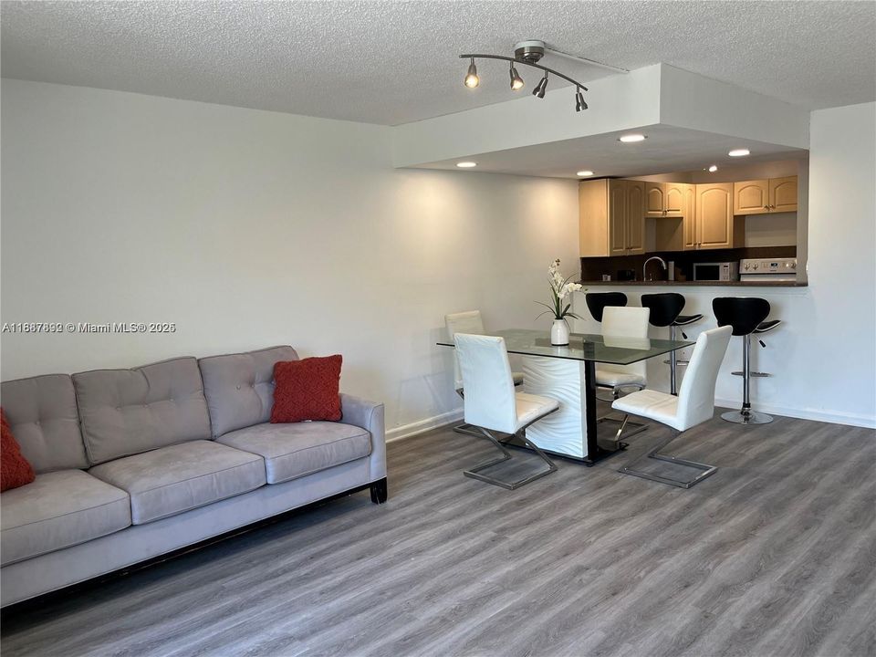 合同活跃: $2,000 (2 贝兹, 1 浴室, 1202 平方英尺)