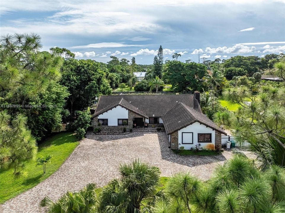 For Rent: $9,000 (5 beds, 4 baths, 3470 Square Feet)