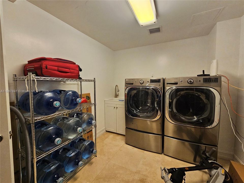 For Sale: $2,375,000 (3 beds, 3 baths, 3274 Square Feet)