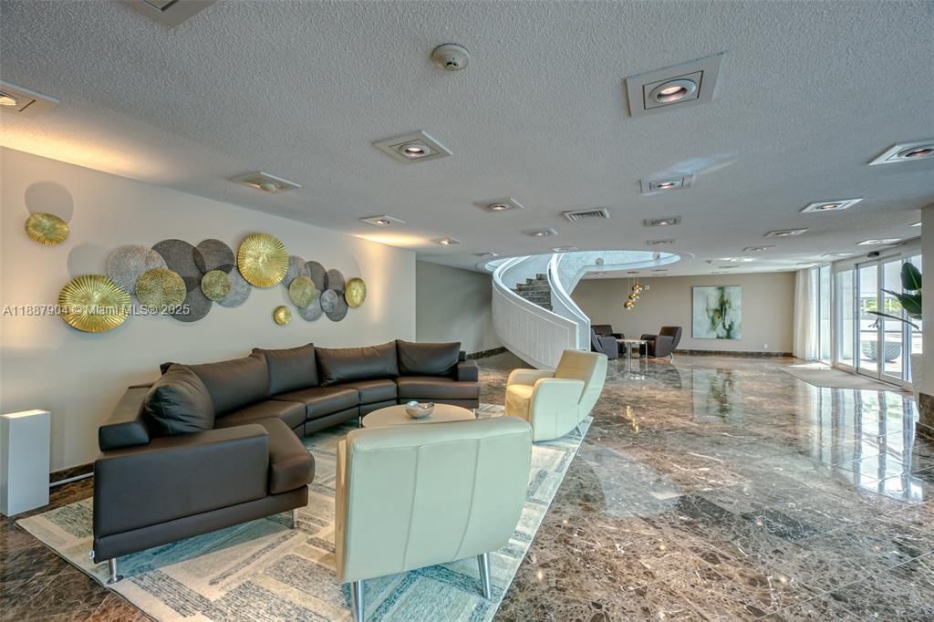 Activo con contrato: $449,000 (2 camas, 2 baños, 1570 Pies cuadrados)