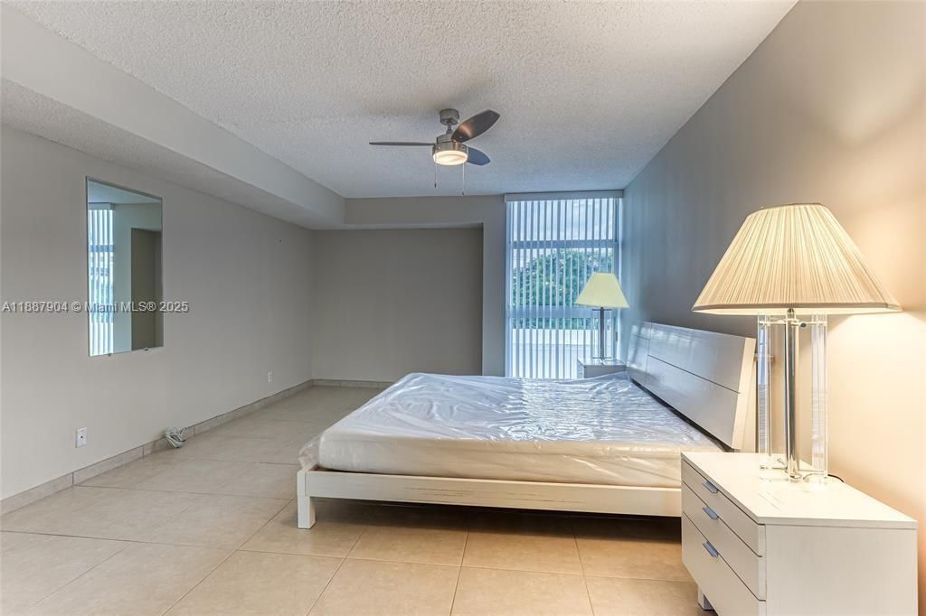 Activo con contrato: $449,000 (2 camas, 2 baños, 1570 Pies cuadrados)