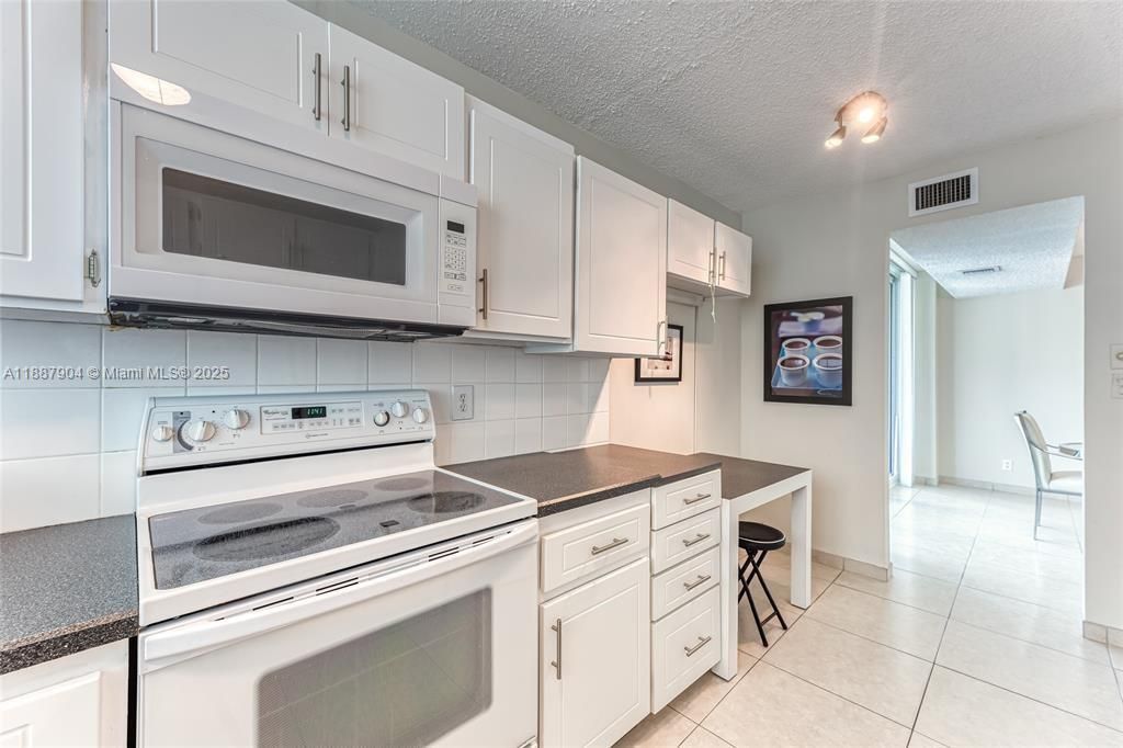 Activo con contrato: $449,000 (2 camas, 2 baños, 1570 Pies cuadrados)