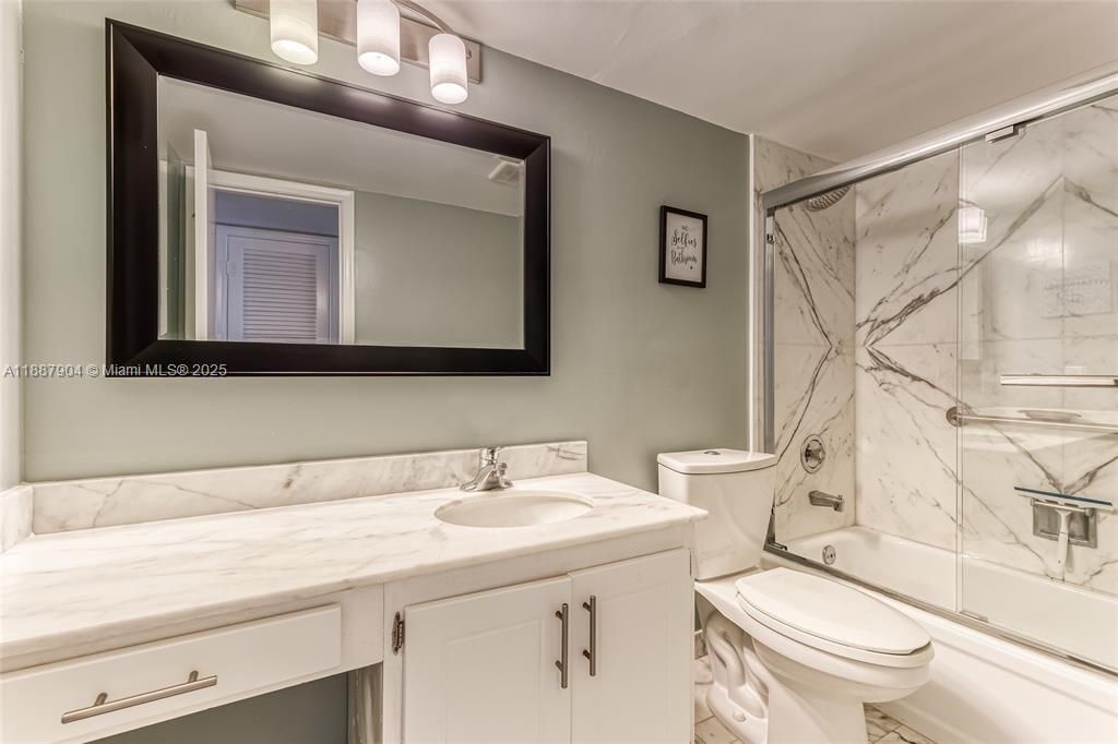 Activo con contrato: $449,000 (2 camas, 2 baños, 1570 Pies cuadrados)