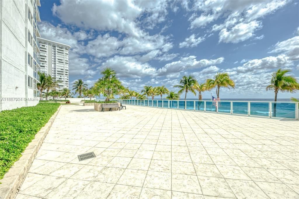 Activo con contrato: $449,000 (2 camas, 2 baños, 1570 Pies cuadrados)