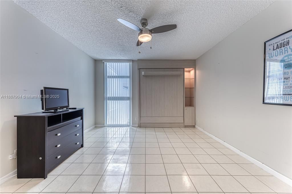 Activo con contrato: $449,000 (2 camas, 2 baños, 1570 Pies cuadrados)