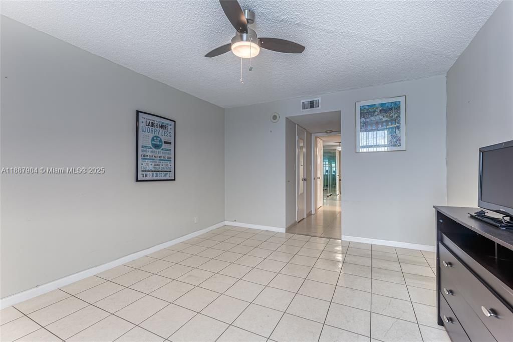 Activo con contrato: $449,000 (2 camas, 2 baños, 1570 Pies cuadrados)