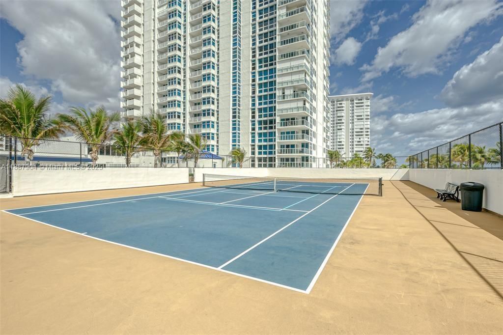 Activo con contrato: $449,000 (2 camas, 2 baños, 1570 Pies cuadrados)