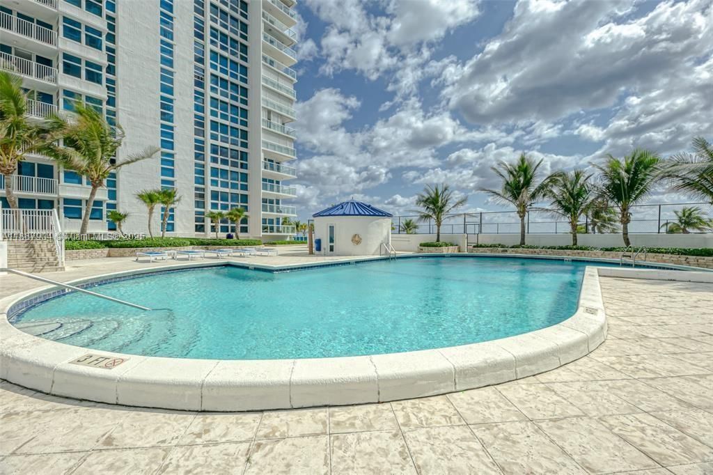 Activo con contrato: $449,000 (2 camas, 2 baños, 1570 Pies cuadrados)