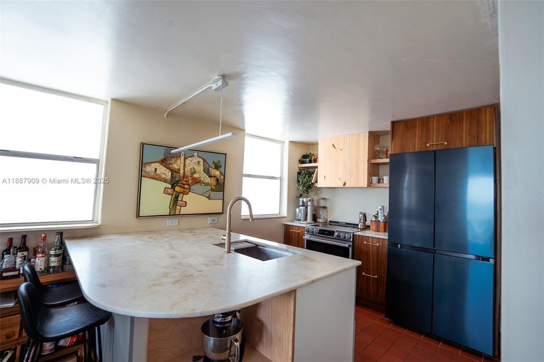 待售: $260,000 (2 贝兹, 2 浴室, 900 平方英尺)