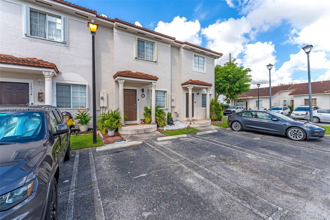 Activo con contrato: $395,000 (2 camas, 2 baños, 1130 Pies cuadrados)