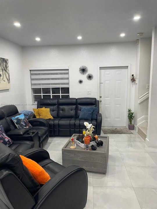 Activo con contrato: $395,000 (2 camas, 2 baños, 1130 Pies cuadrados)