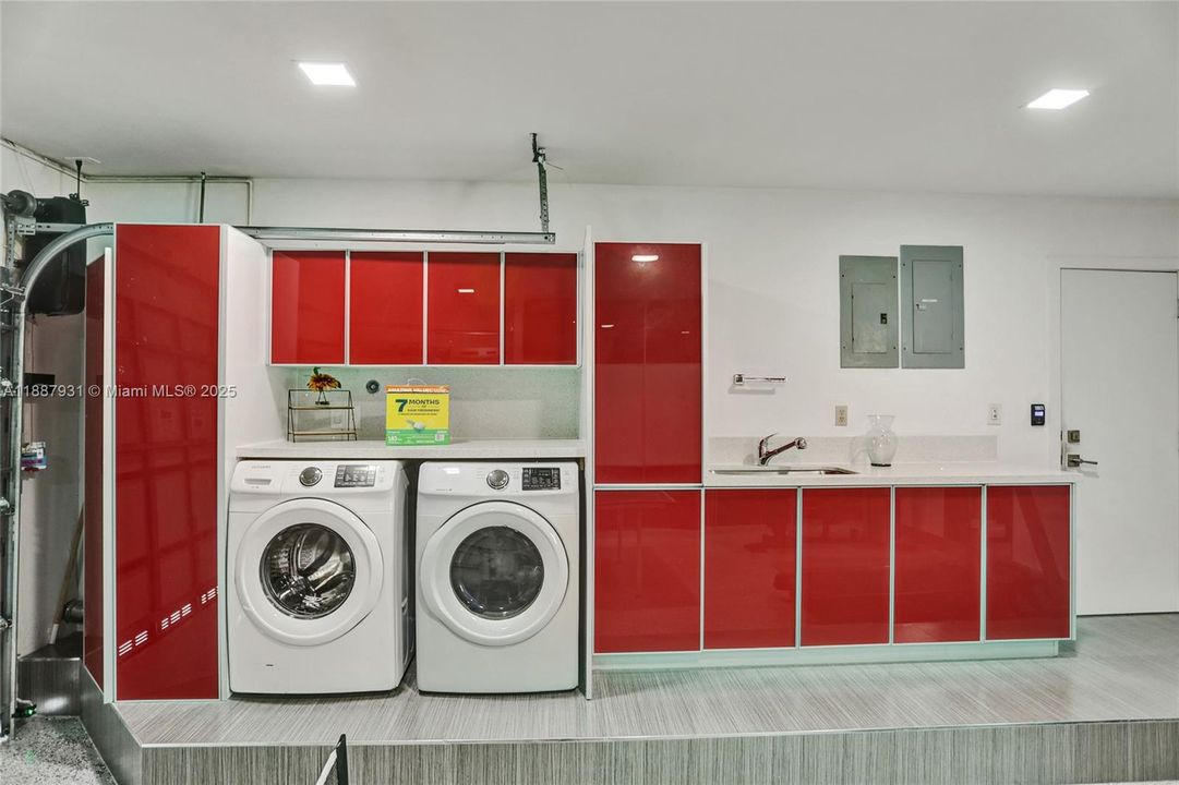 For Sale: $1,950,000 (6 beds, 4 baths, 3499 Square Feet)