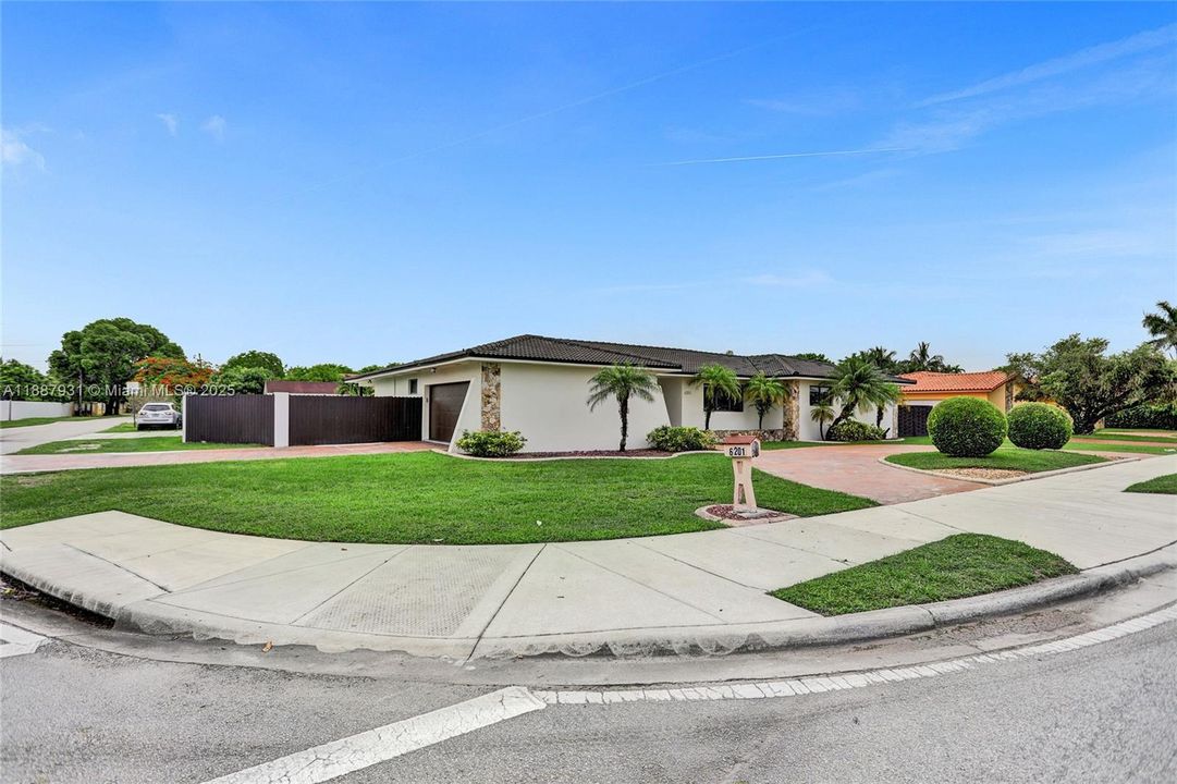 For Sale: $1,950,000 (6 beds, 4 baths, 3499 Square Feet)