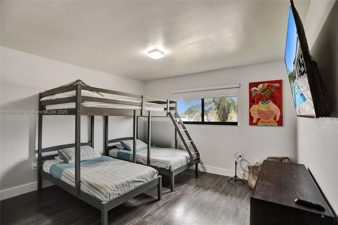 For Sale: $1,950,000 (6 beds, 4 baths, 3499 Square Feet)