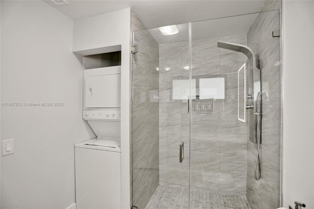 For Sale: $1,950,000 (6 beds, 4 baths, 3499 Square Feet)