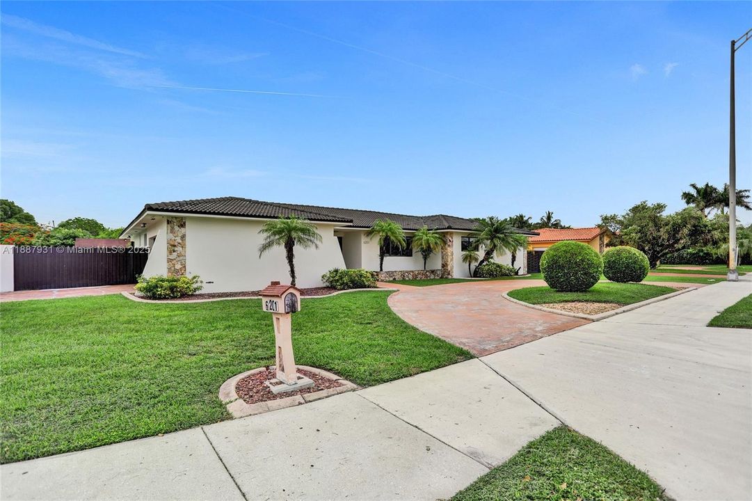 For Sale: $1,950,000 (6 beds, 4 baths, 3499 Square Feet)