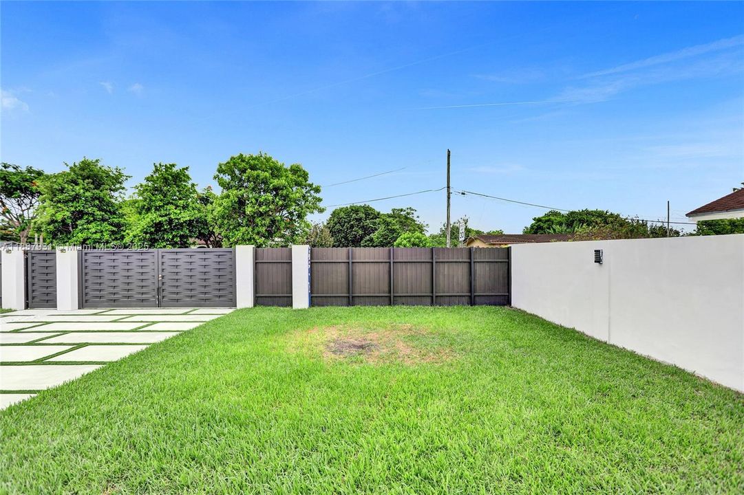 For Sale: $1,950,000 (6 beds, 4 baths, 3499 Square Feet)