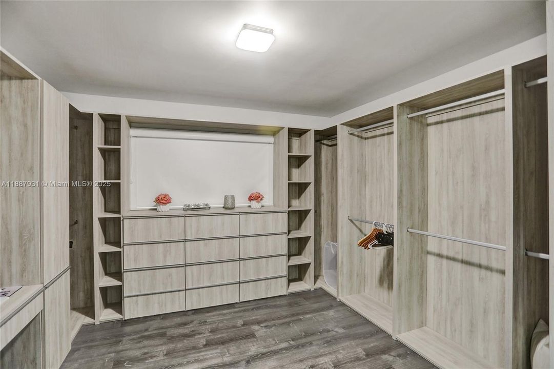 For Sale: $1,950,000 (6 beds, 4 baths, 3499 Square Feet)