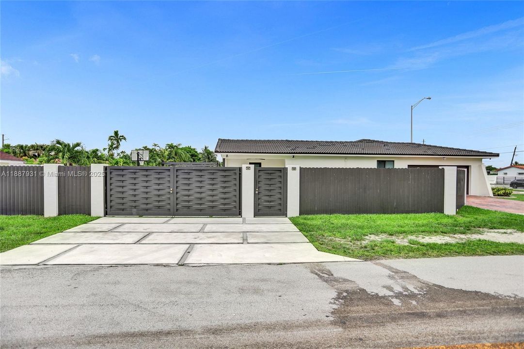 For Sale: $1,950,000 (6 beds, 4 baths, 3499 Square Feet)