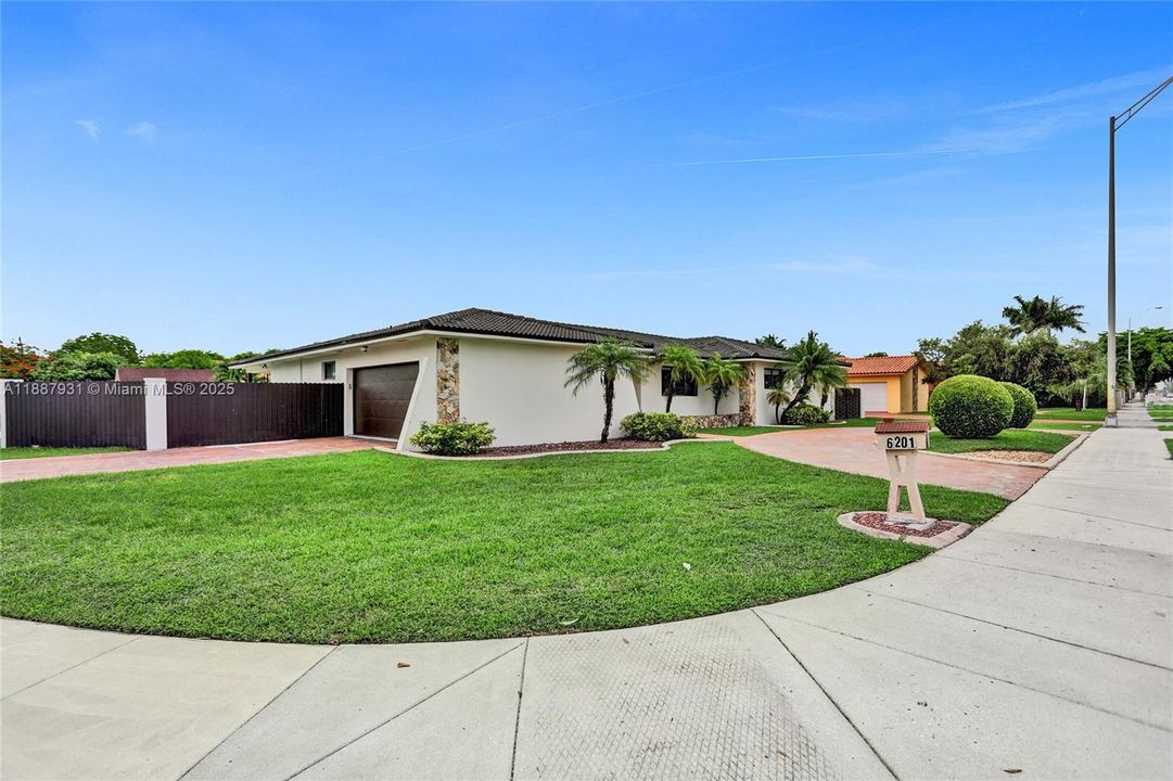 For Sale: $1,950,000 (6 beds, 4 baths, 3499 Square Feet)