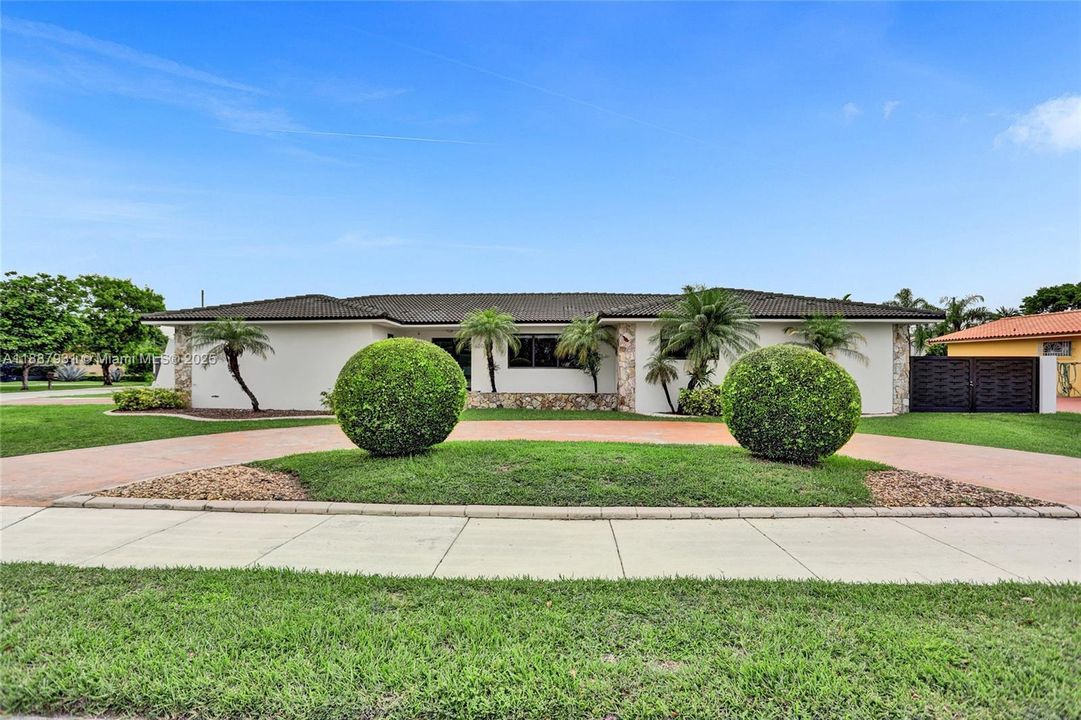 For Sale: $1,950,000 (6 beds, 4 baths, 3499 Square Feet)