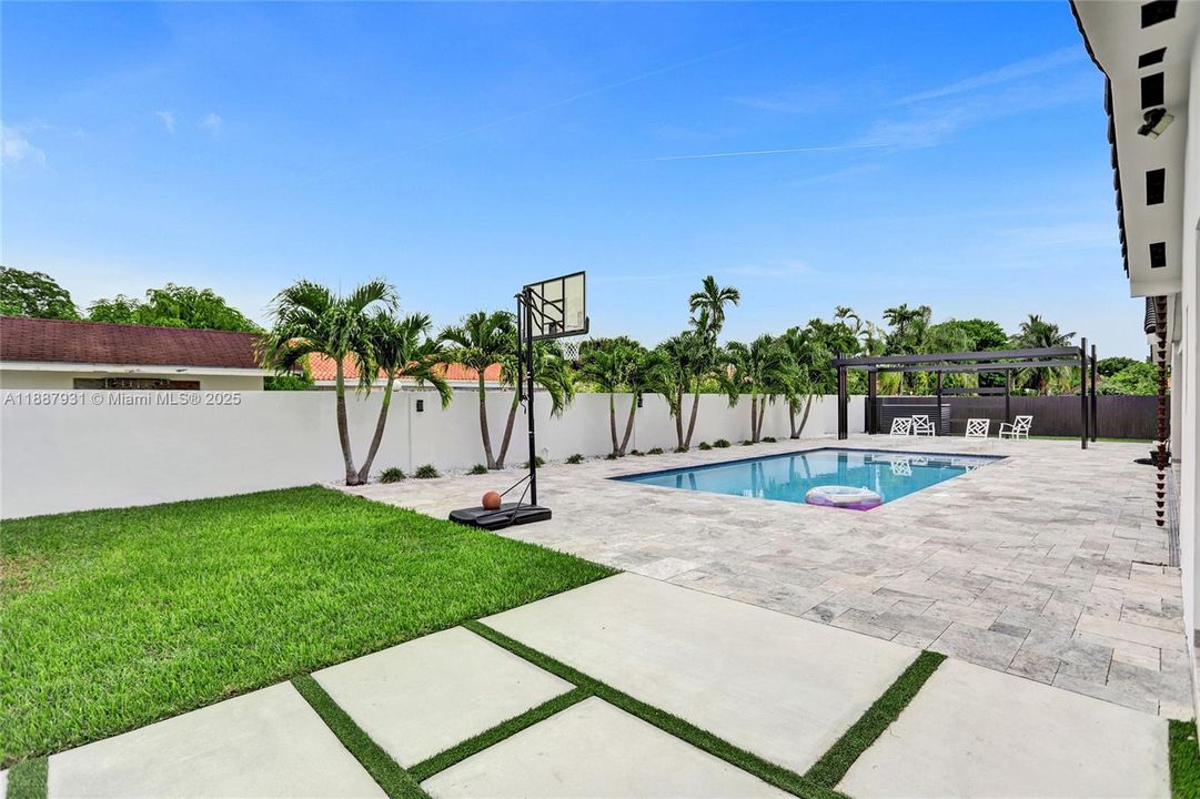 For Sale: $1,950,000 (6 beds, 4 baths, 3499 Square Feet)