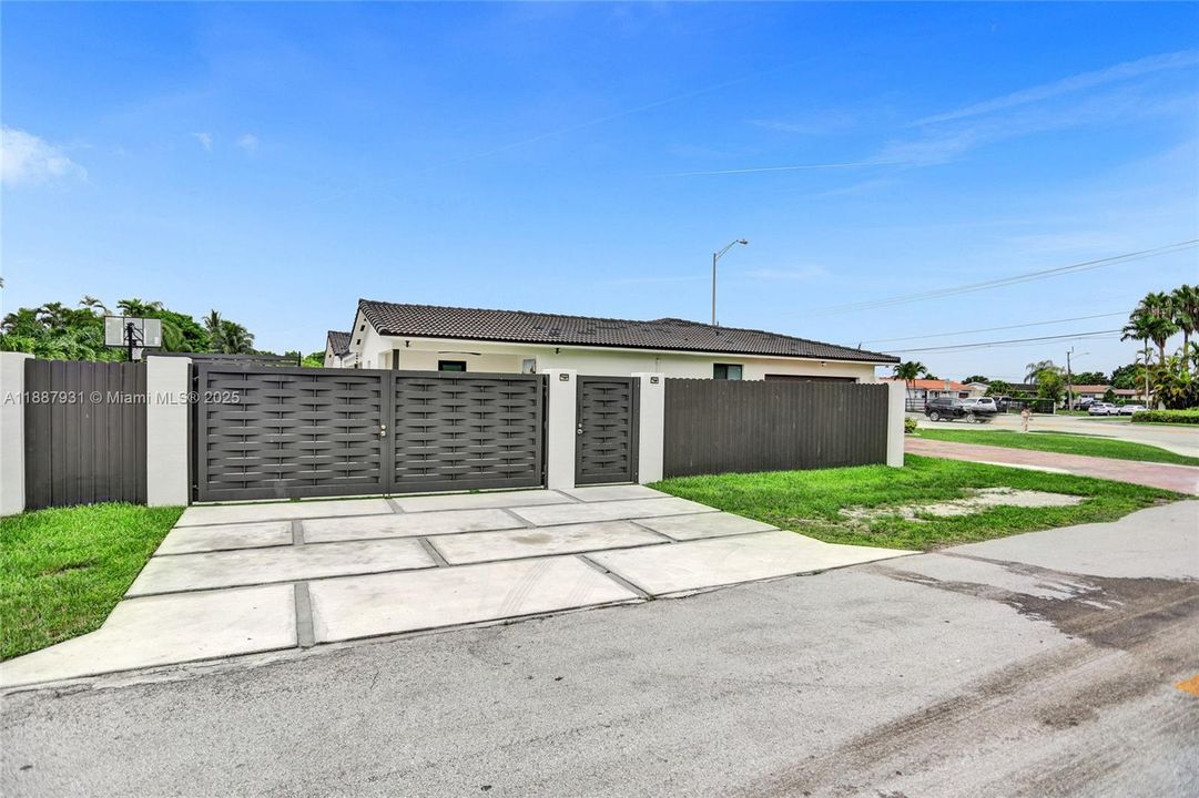 For Sale: $1,950,000 (6 beds, 4 baths, 3499 Square Feet)