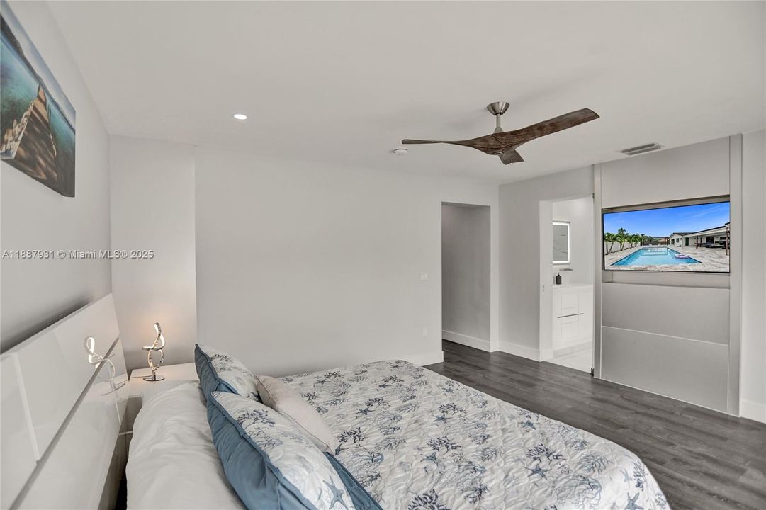 For Sale: $1,950,000 (6 beds, 4 baths, 3499 Square Feet)