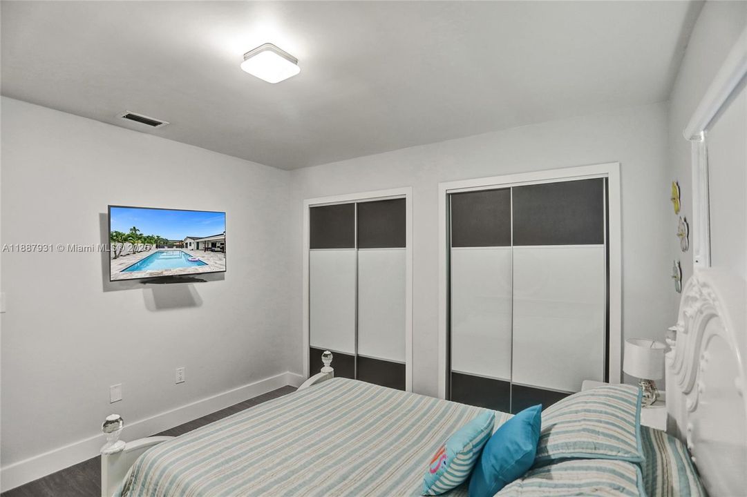 For Sale: $1,950,000 (6 beds, 4 baths, 3499 Square Feet)