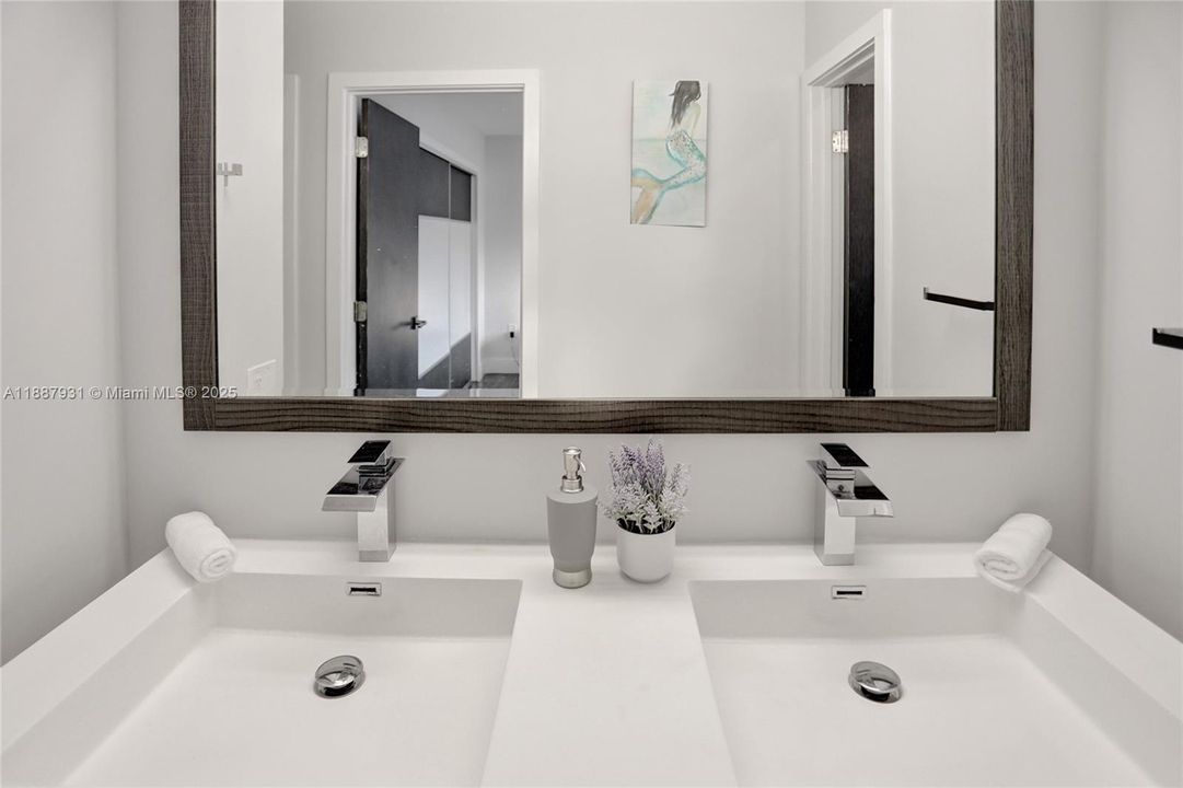 For Sale: $1,950,000 (6 beds, 4 baths, 3499 Square Feet)