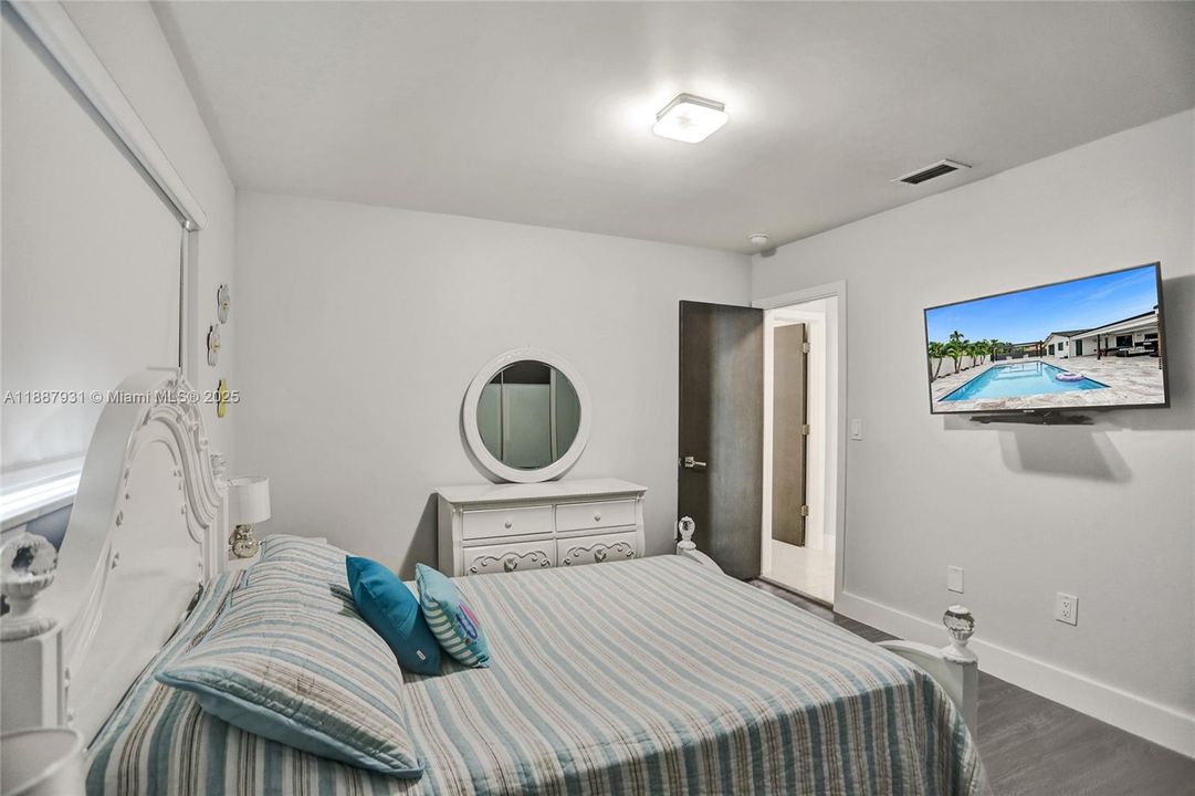 For Sale: $1,950,000 (6 beds, 4 baths, 3499 Square Feet)