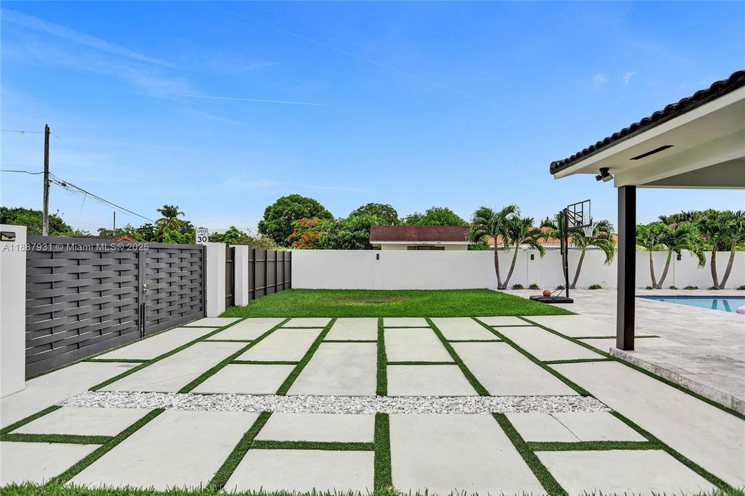 For Sale: $1,950,000 (6 beds, 4 baths, 3499 Square Feet)