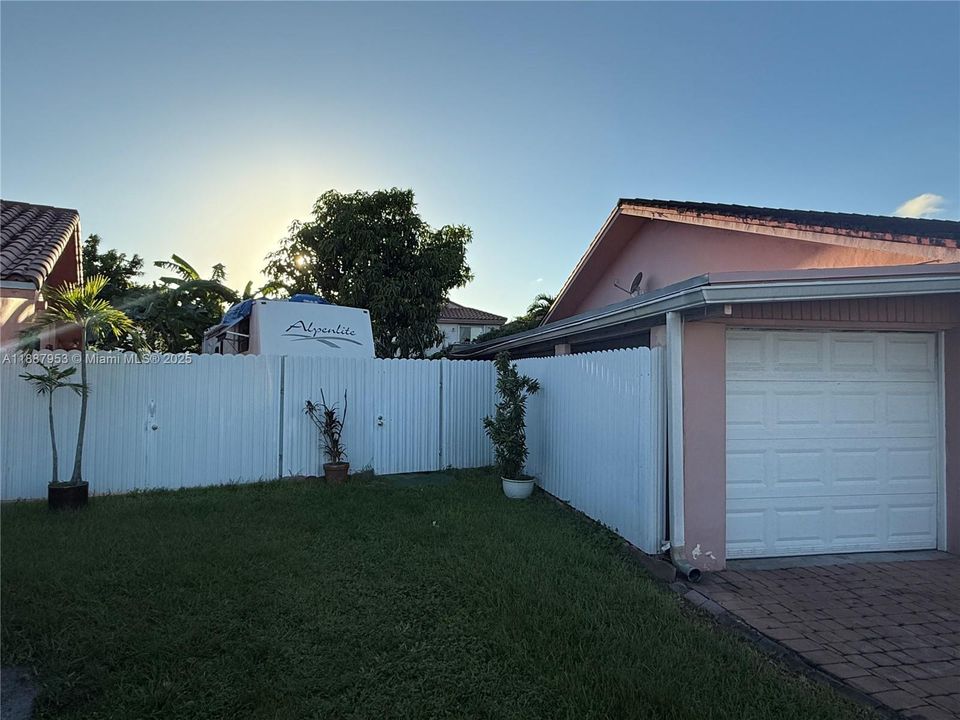 For Sale: $425,000 (2 beds, 2 baths, 1130 Square Feet)