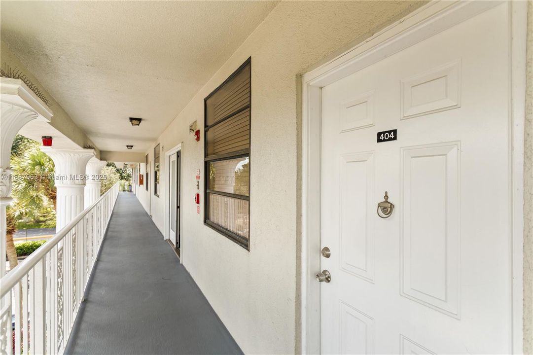 Active With Contract: $285,000 (2 beds, 2 baths, 1385 Square Feet)