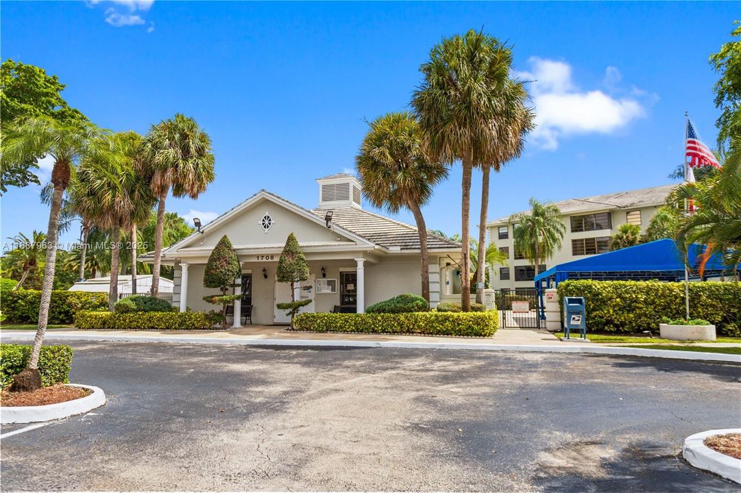 Active With Contract: $285,000 (2 beds, 2 baths, 1385 Square Feet)