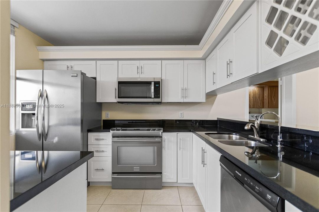 Active With Contract: $285,000 (2 beds, 2 baths, 1385 Square Feet)