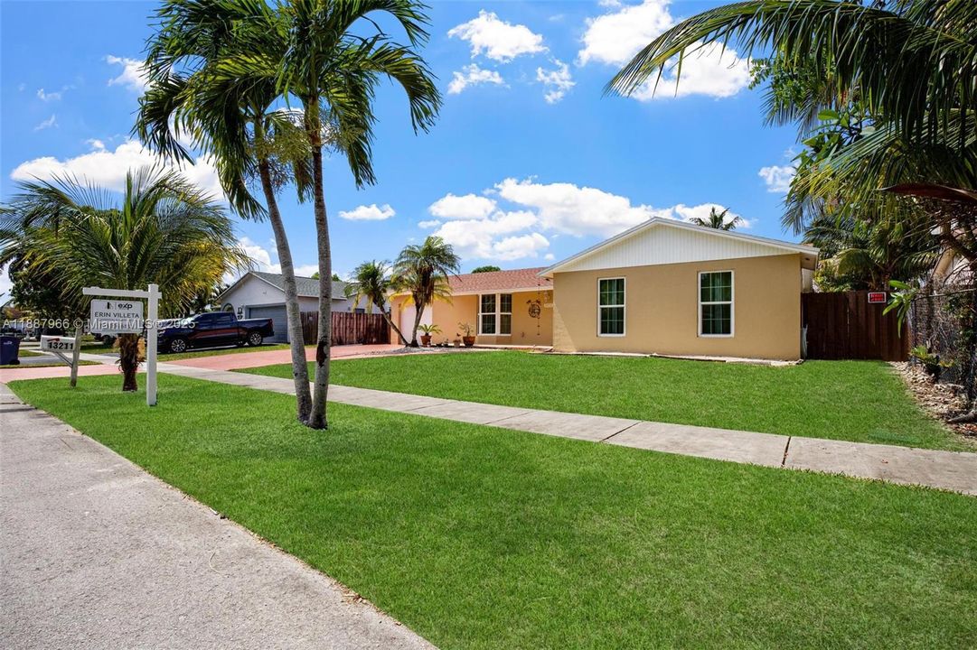 For Sale: $597,000 (3 beds, 3 baths, 1724 Square Feet)